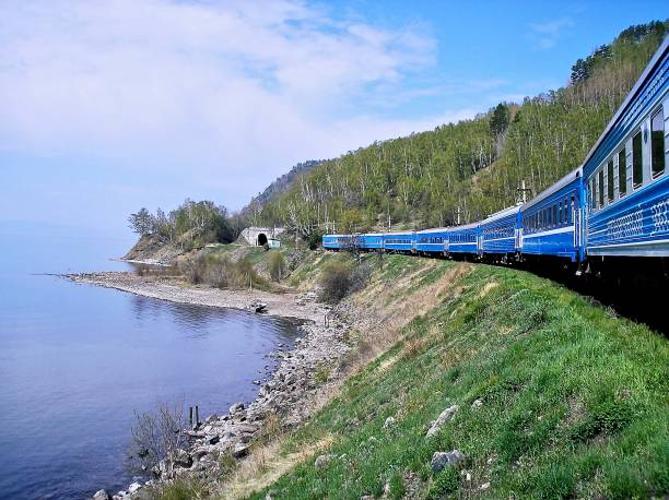 transsibirisches eindringen in einen tunnel in der nähe des baikalsees - baikalsee stock-fotos und bilder