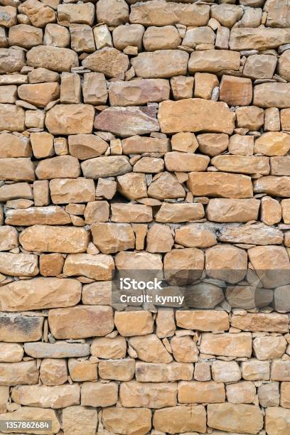 Foto de Empilhados Um Muro De Pedra Fundo Horizontal Pedra Branca De Fundo  De Parede Textura Tijolo Telha e mais fotos de stock de Amarelo - iStock