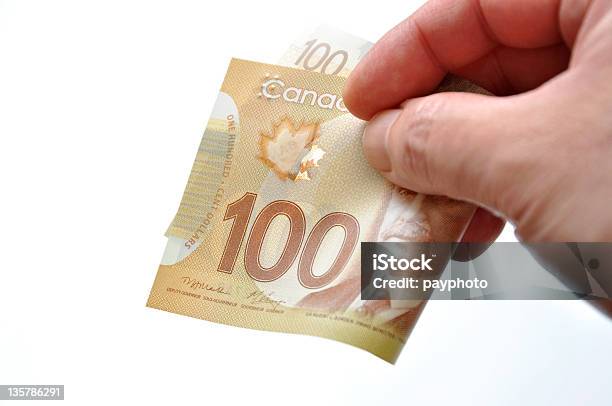 Photo libre de droit de Donner Une Centaine De Facture banque d'images et plus d'images libres de droit de Monnaie canadienne - Monnaie canadienne, Billet de dollar canadien, Billet de 100 dollars canadiens