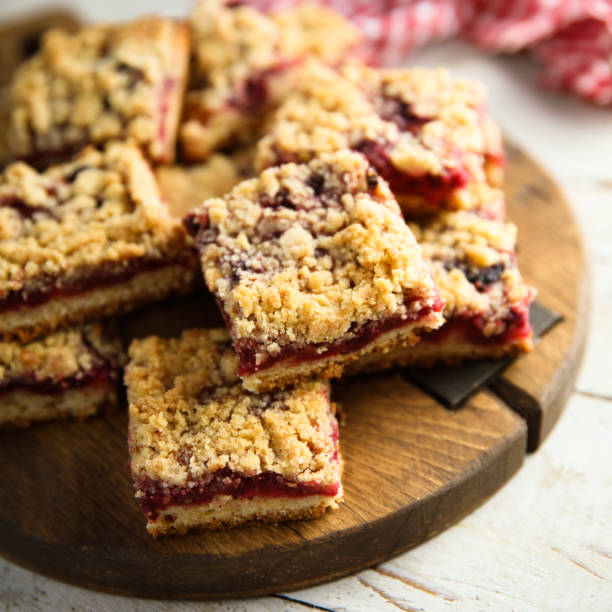 cuadrados de bayas con streusel - baking food cookie breakfast fotografías e imágenes de stock