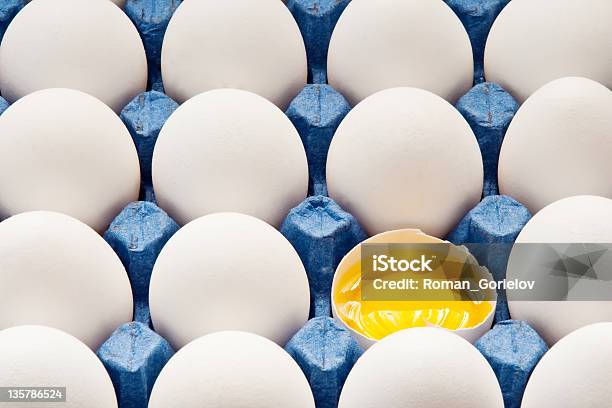 Яйцо — стоковые фотографии и другие картинки Без людей - Без людей, Белый, Выделяться из толпы