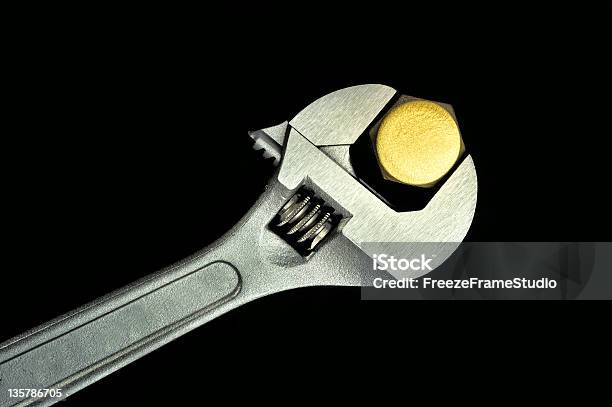 Llave Ajustable En Oro Perno Foto de stock y más banco de imágenes de Color plateado - Color plateado, Eficacia, Esfuerzo