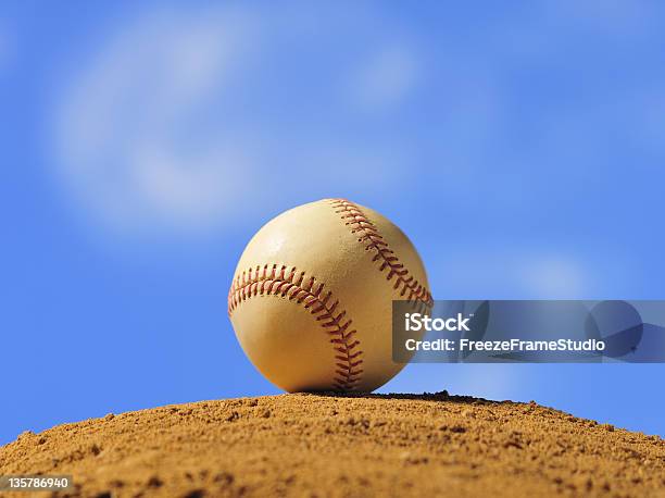 No Ar Livre De Beisebol - Fotografias de stock e mais imagens de Basebol - Basebol, Bola de Basebol, Amontoar