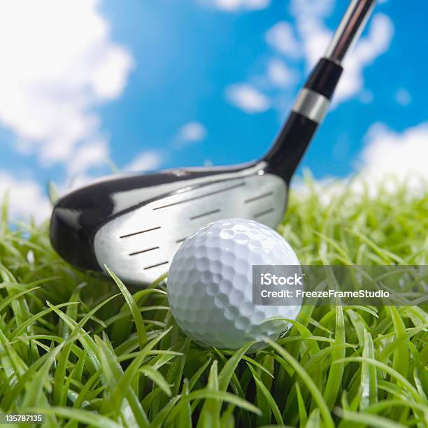 Golf Ball Auf Gras Mit Hybridfahrzeug Stockfoto und mehr Bilder von Abschlag - Golfsport - Abschlag - Golfsport, Aktivitäten und Sport, Blau