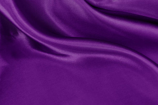 textura de tecido roxo para trabalho de fundo e arte de design, belo padrão amassado de seda ou linho. - twisted yarn - fotografias e filmes do acervo