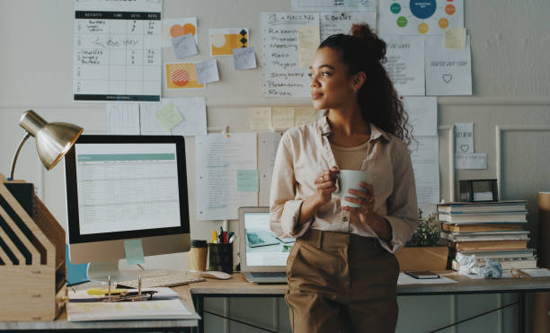 그녀의 홈 오피스에서 커피 한 잔을 들고 서있는 매력적인 젊은 사업가의 샷 - thinking women businesswoman business 뉴스 사진 이미지