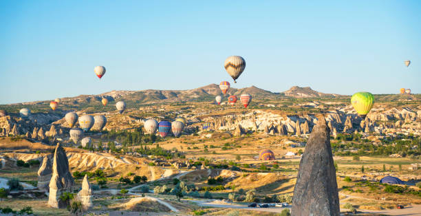 cappadocia all'alba. mongolfiere, montagne, paesaggio panoramico - traditional festival adventure air air vehicle foto e immagini stock