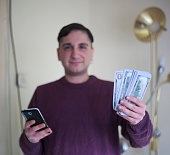 mann-mit-smartphone-und-dollar-online-geldtransfer.jpg?b=1&s=170x170&k=20&c=GnqH-qkP8Cklo2qgWqMdIHZRldu4o8pFrJhvThJiqGY=