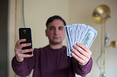 mann-mit-smartphone-und-dollar-online-geldtransfer.jpg?b=1&s=170x170&k=20&c=IKg_kfZhNGAyJ49t1xl2CsJ9-1QBZ6yqwH99BhxbL0s=
