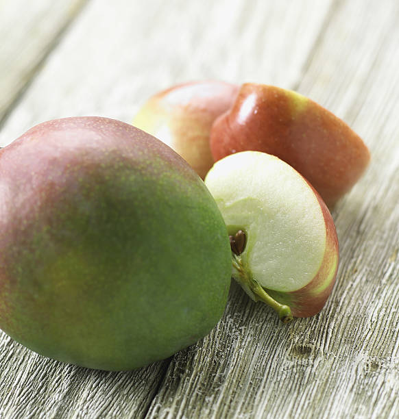 マンゴーとリンゴ - macintosh apples 写真 ストックフォトと画像