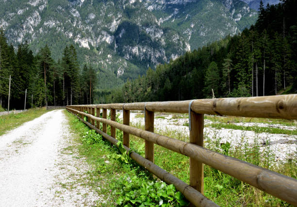 안시에이 강을 따라 자전거 길 - country road fence road dolomites 뉴스 사진 이미지