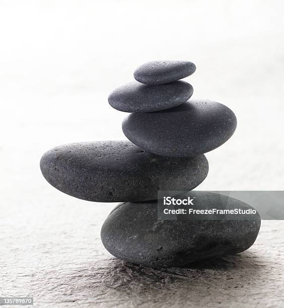 日本のスタック瞑想ゼンストーン - 圧力のストックフォトや画像を多数ご用意 - 圧力, 石, ひらめき