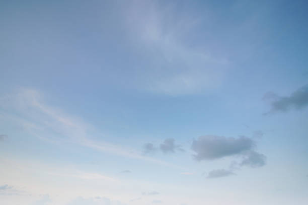 夏の青空の雲のグラデーションは、白い背景をフェード。太陽の光る明るい冬の空気バクグラウンドで透明な曇りの美しさ。環境の日屋外水平スカイライン春風の広い鮮やかなシアンの風景 - high key sky cloud cloudscape ストックフォトと画像