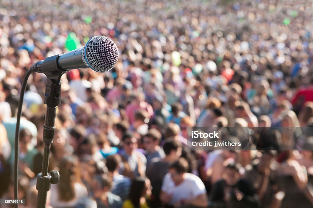 Micrófono delante de multitud - Foto de stock de Multitud libre de derechos