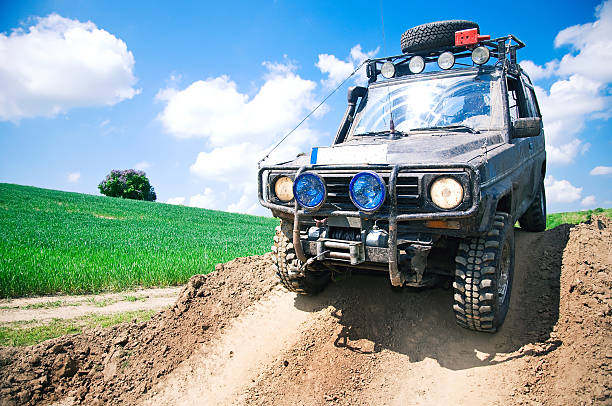 offroad - off road vehicle 4x4 jeep mud stock-fotos und bilder