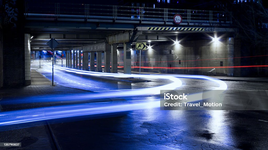 Calle urbana túnel con senderos de luz en la noche en Amsterdam - Foto de stock de Tráfico libre de derechos