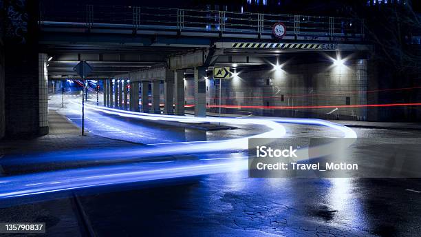 Foto de Túnel Rodoviário Urbano Com Trilhas Leves À Noite Amsterdã e mais fotos de stock de Amsterdã