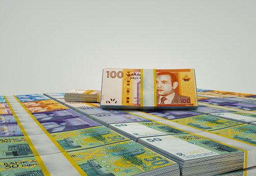 Pilas de dinero. 200, 100 y 50 dirhamss marroquíes. Ilustración 3D