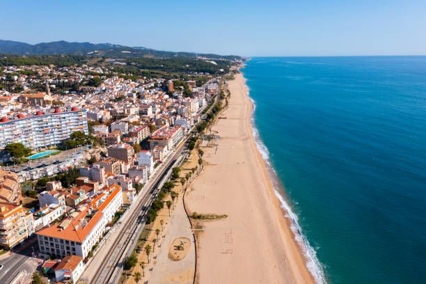 vista desde el dron de canet de mar en españa - maresme fotografías e imágenes de stock