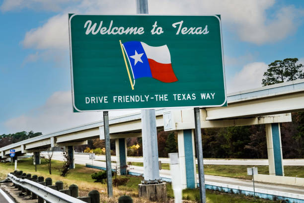州のラインサイン :テキサス州、米国 - highway overpass texas multiple lane highway ストックフォトと画像