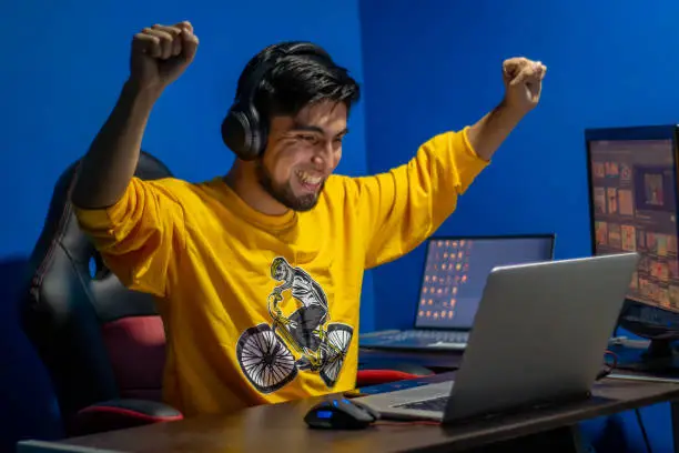 Man celebrating a victory playing videogames at home. Gamer and streamer - Fotografía de stock