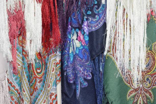 des tissus colorés - russian culture scarf textile shawl photos et images de collection