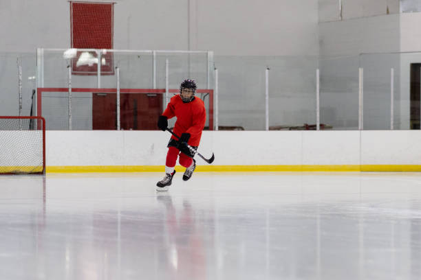 chłopiec trenujący hokej na lodzie - ice hockey child childhood little boys zdjęcia i obrazy z banku zdjęć