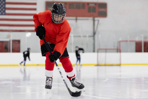 chłopiec trenujący hokej na lodzie - ice hockey child childhood little boys zdjęcia i obrazy z banku zdjęć