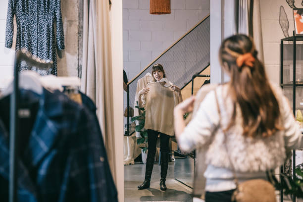 mulher asiática comprando roupas - cabine de loja - fotografias e filmes do acervo