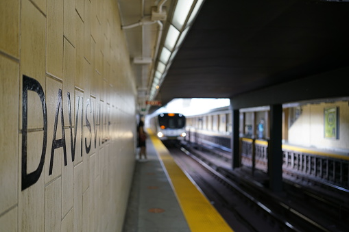 Arrival of the train at Davisville station, in Toronto.