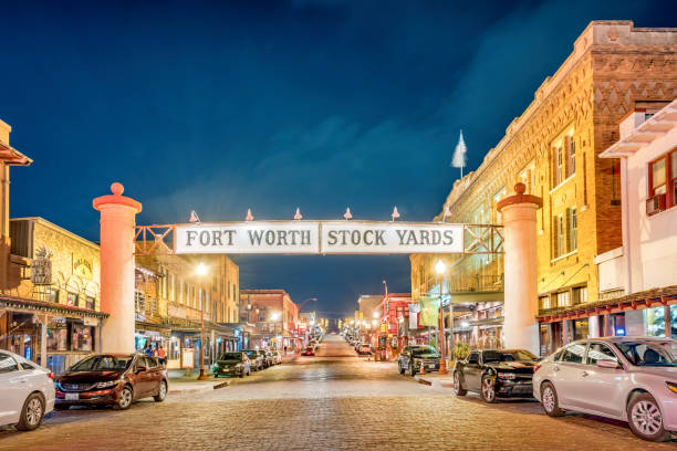 fort worth stockyards texas nacht - ft worth stock-fotos und bilder
