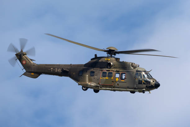 hélicoptère utilitaire militaire aerospatiale as532 des forces aériennes suisses au départ de l’aéroport de payerne. - as532 photos et images de collection