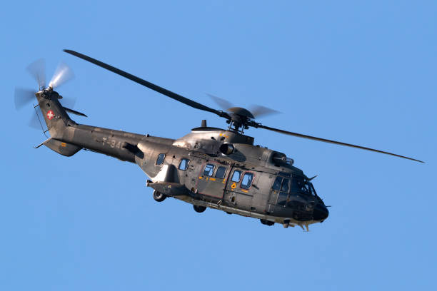 helicóptero utilitario militar aerospatiale as532 de la fuerza aérea suiza que sale del aeropuerto de payerne. - as532 fotograf�ías e imágenes de stock