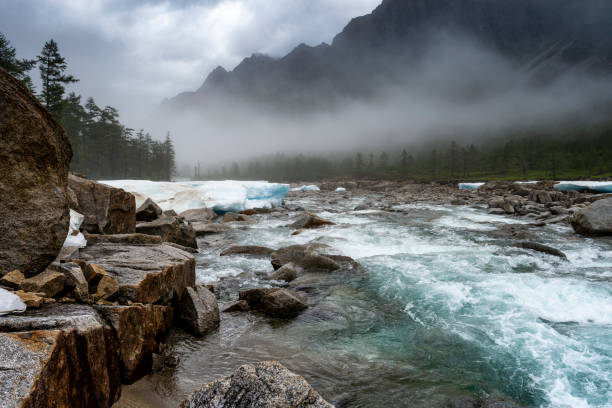 la belle vallée de la rivière middle sakukan avec en toile de fond la chaîne de montagnes kodar. territoire du transbaïkal, parc national de kodar. - russia river landscape mountain range photos et images de collection