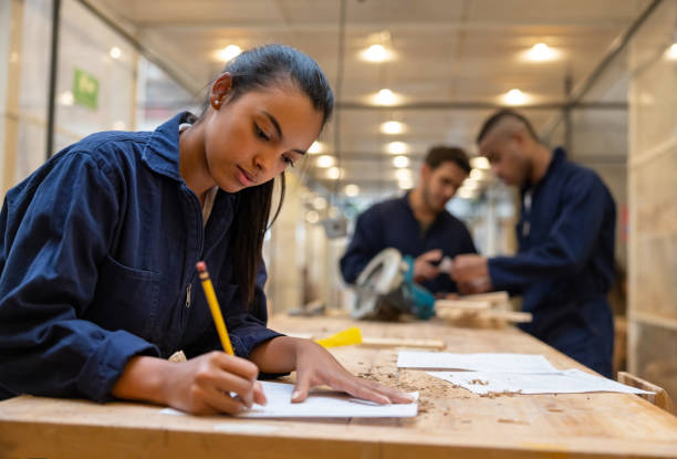 designer di mobili che disegna uno schizzo in un laboratorio di falegnameria - carpenters pencil foto e immagini stock