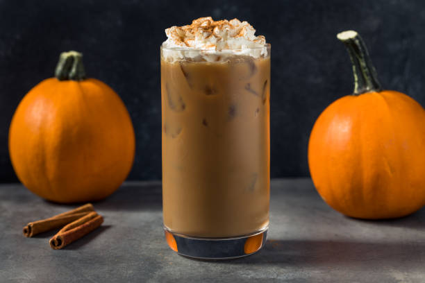 さわやかなコールドパンプキンスパイスアイスラテ - latté pumpkin spice coffee ストックフォトと画像