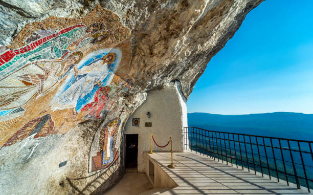 monastério ostrog, arte das cavernas, varanda e mirante, montenegro, europa oriental. - ostrog - fotografias e filmes do acervo
