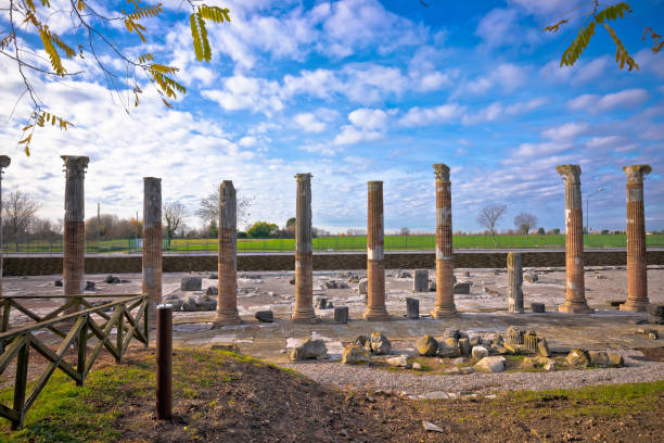 ancient roman columns and artefacts in town of aquileia, friuli venezia giulia - roman column arch pedestrian walkway imagens e fotografias de stock