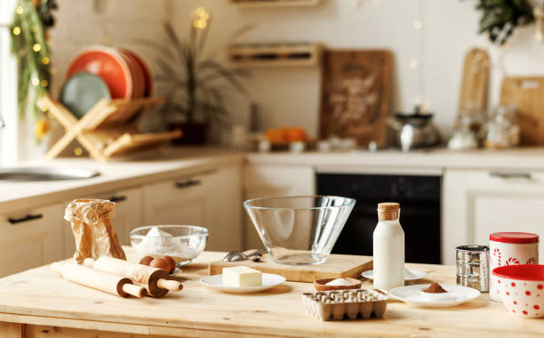 cottura delle vacanze. ingredienti per i tradizionali biscotti di natale sul piano di lavoro della cucina - photography horizontal rolling pin color image foto e immagini stock