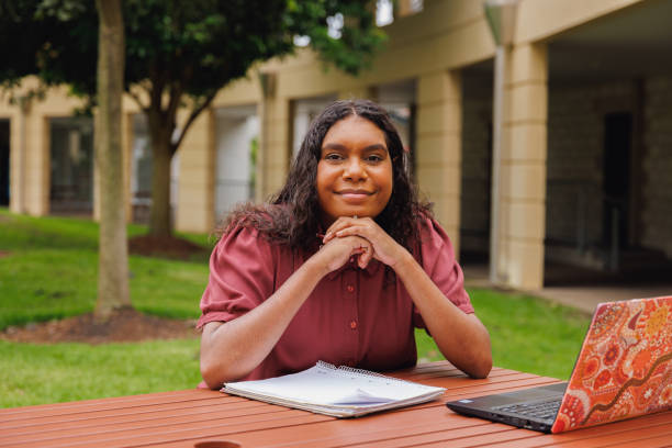 female aboriginal australian student - aborigine australia women student imagens e fotografias de stock