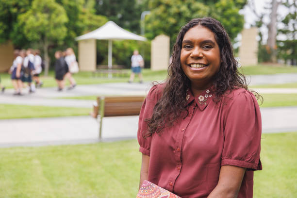 estudante australiana aborígene feminina segurando laptop - aborígene australiano fotos - fotografias e filmes do acervo
