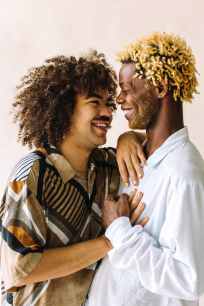 スタジオでロマンチックな美しいゲイのカップル - homosexual gay man symbol homosexual couple ストックフォトと画像