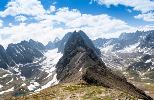 la belle vallée de la rivière middle sakukan avec en toile de fond la chaîne de montagnes kodar. territoire du transbaïkal, parc national de kodar. - russia river landscape mountain range photos et images de collection