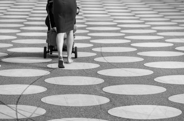 niska część kobiety chodzącej po podłodze wyłożonej kafelkami - walking outdoors footpath single lane road zdjęcia i obrazy z banku zdjęć