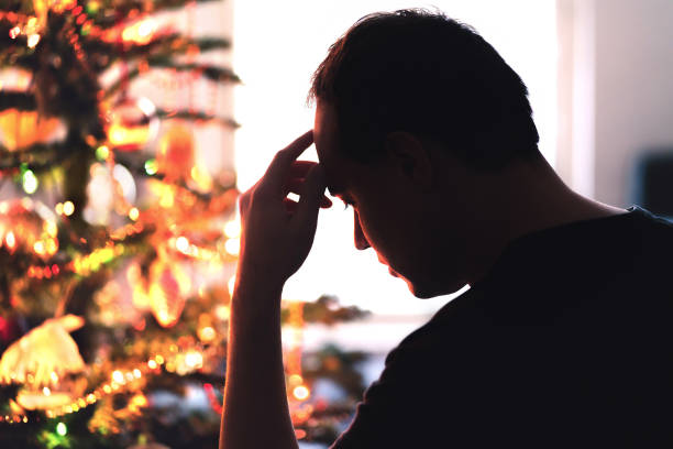 クリスマスに悲しい。ストレス、悲しみやうつ病を持つ不幸な、孤独または疲れた男。家族の戦い、孤独、欲求不満やxmasのお金の問題。 - grief ストックフォトと画像