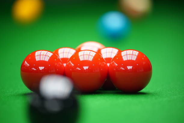 bola de snooker en la mesa de snooker verde en el club de snooker. - snooker fotografías e imágenes de stock