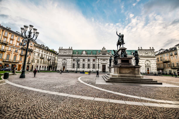 platz und reiterstandbild in der nähe des königshauses von savoyen in der region piemont, turin, italien - palazzo reale turin stock-fotos und bilder