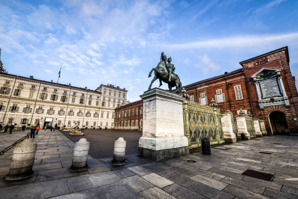 residenzen des königshauses von savoyen in der region piemont, turin, italien - palazzo reale turin stock-fotos und bilder