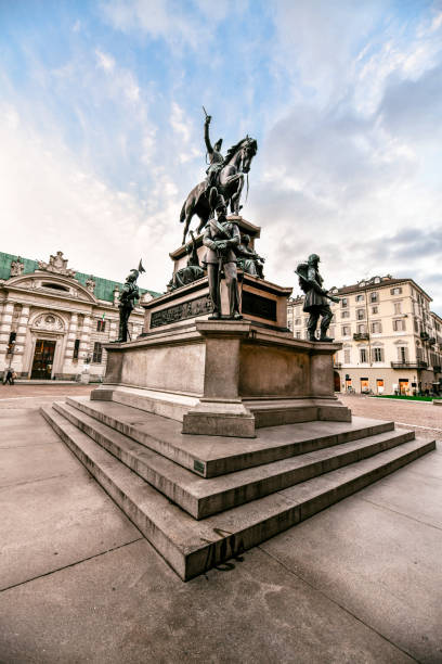 low angle view of reiterstatue in der nähe von residenzen des königshauses von savoyen in turin, italien - palazzo reale turin stock-fotos und bilder