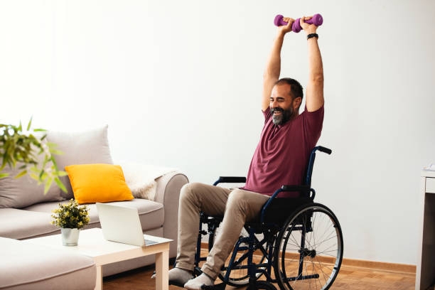 un homme mûr en fauteuil roulant fait du sport - physical injury men orthopedic equipment isolated on white photos et images de collection